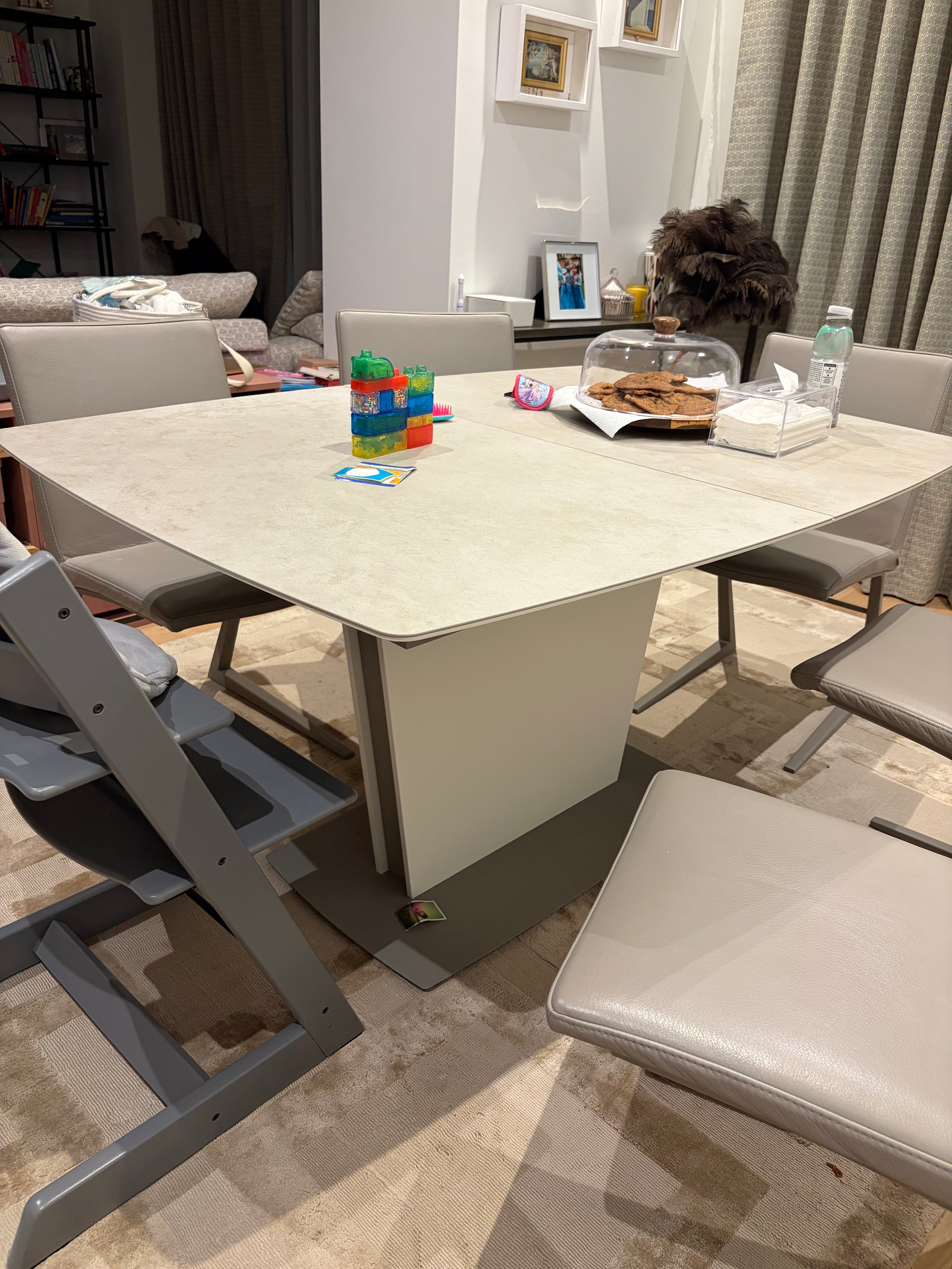 BoConcept Extendable Dining table and 6 chairs
