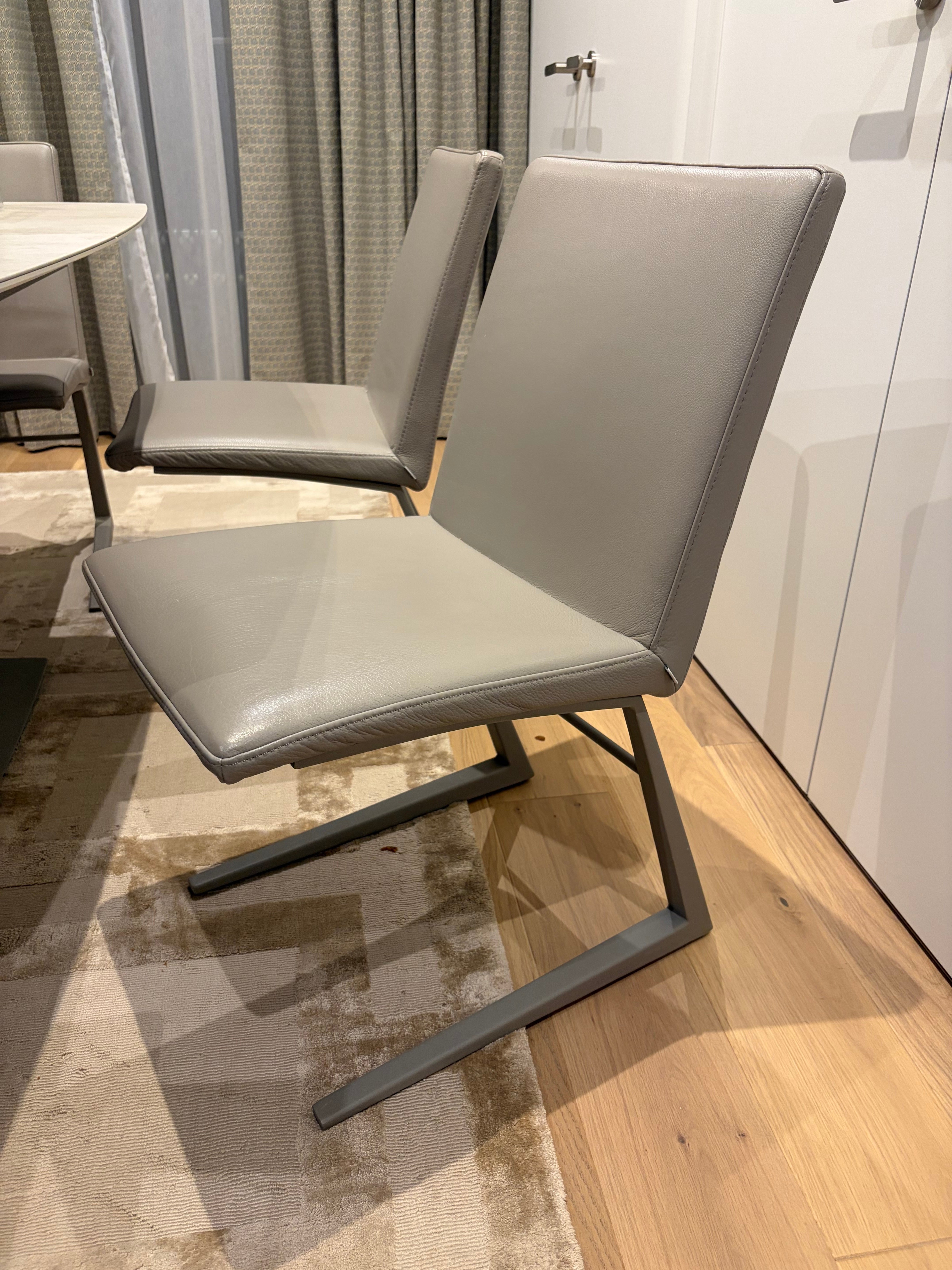 BoConcept Extendable Dining table and 6 chairs