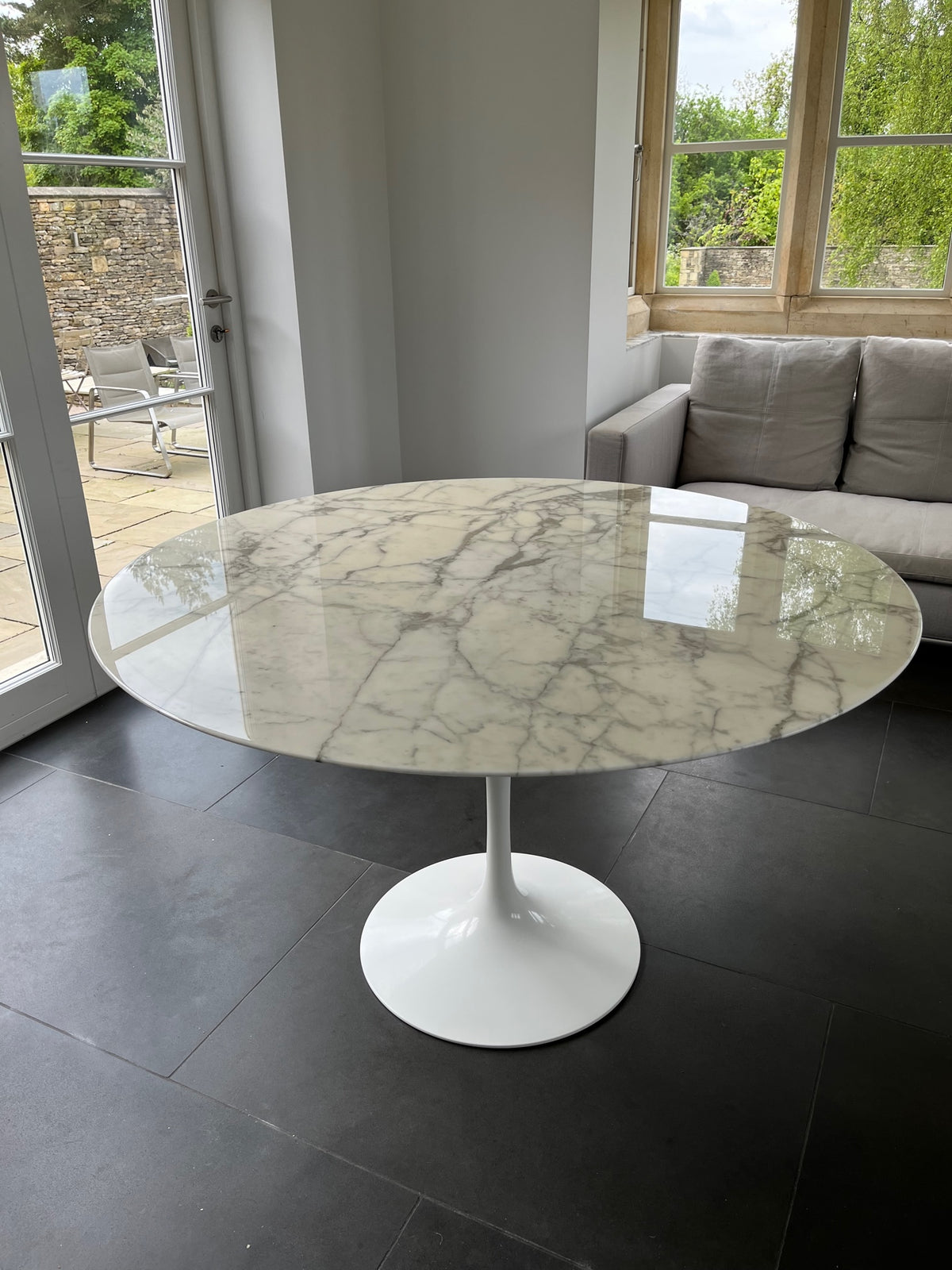 Second hand shop saarinen table